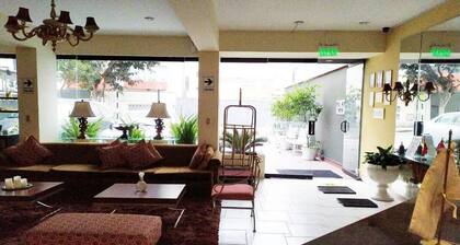 Leon de Oro Inn & Suites