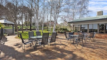 Melayani sarapan dan makan malam dengan pemandangan kolam renang