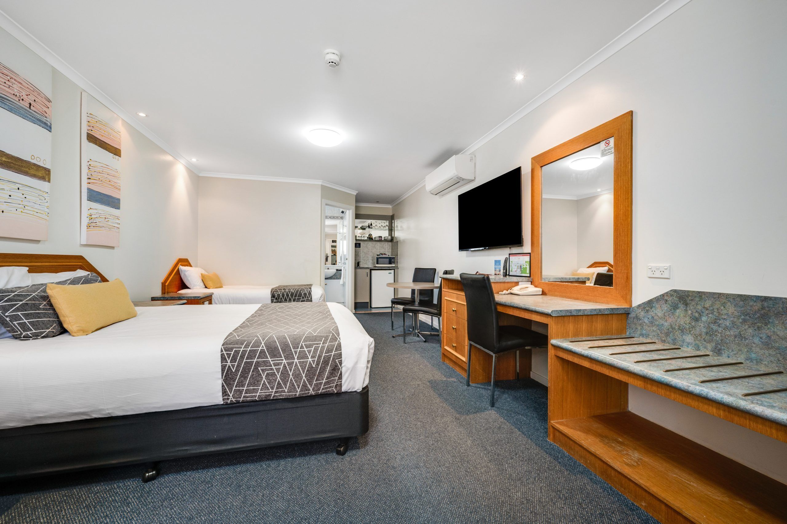 Deluxe Twin Room, Kitchenette, Free Wi-Fi & Parking | Minibar, in-room safe, iron/ironing board, WiFi (free)