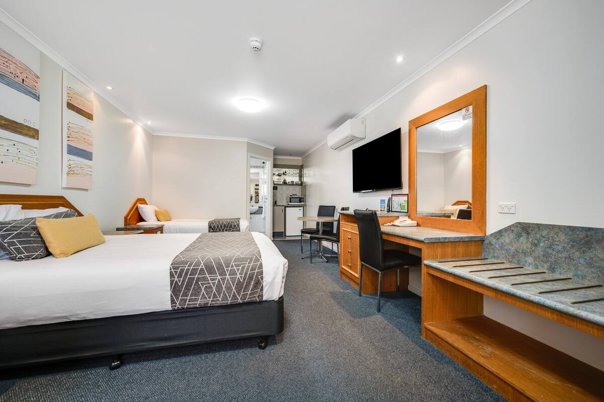 Deluxe-Zweibettzimmer, Kochnische (Free Wi-Fi & Parking) | Minibar, Zimmersafe, Bügeleisen/Bügelbrett, kostenloses WLAN