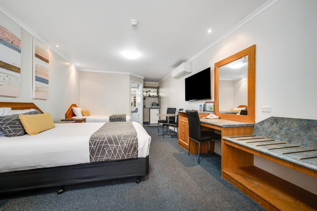 Quarto duplo luxo, cozinha americana (Free Wi-Fi & Parking) | Frigobar, cofres nos quartos, ferros/tábuas de passar roupa