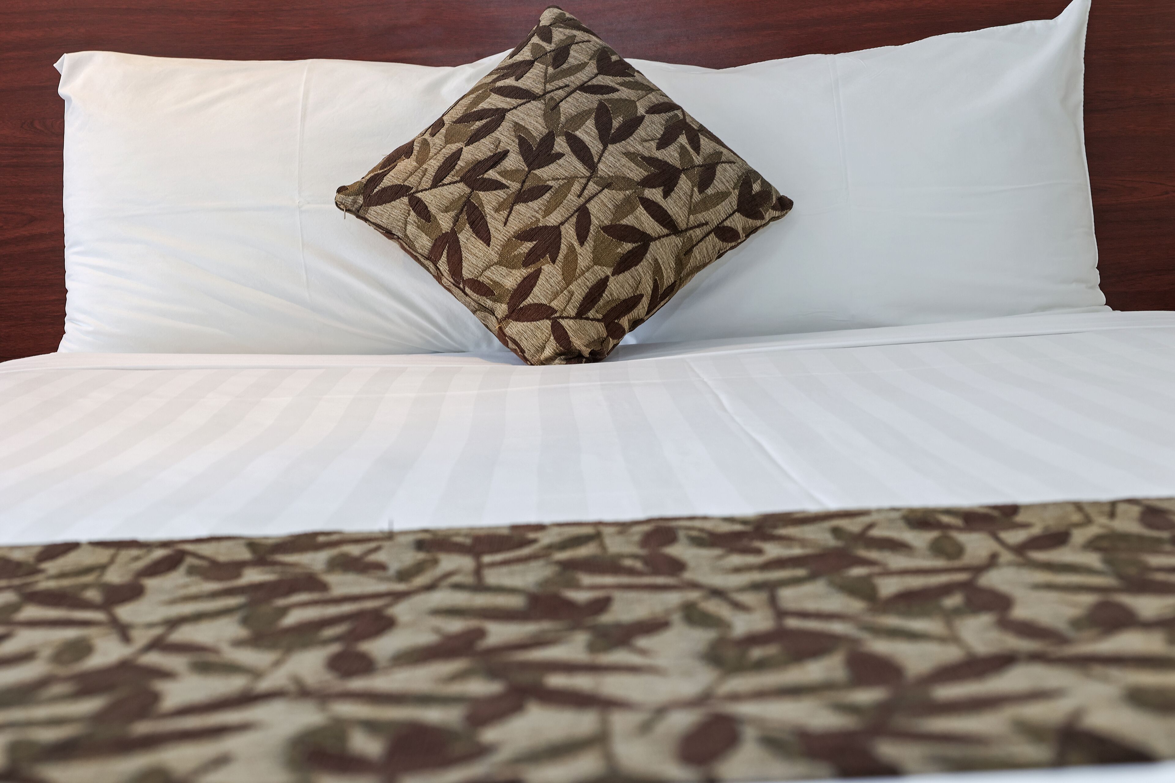 Studio Suite, Jetted Tub, Pool View, Free Wi-Fi & Parking | Minibar, in-room safe, iron/ironing board, free WiFi