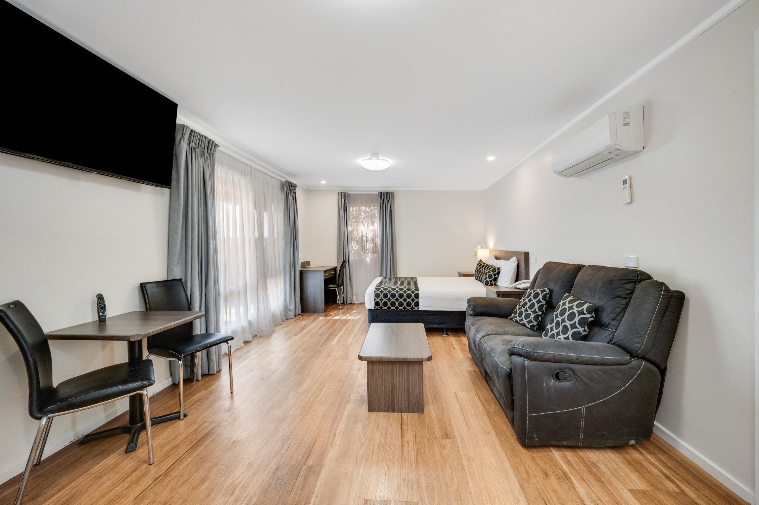 Studio Suite, Jetted Tub, Pool View, Free Wi-Fi & Parking | Minibar, in-room safe, iron/ironing board, WiFi (free)