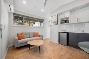 Private kitchen - Thunderbird Motel (Yass)