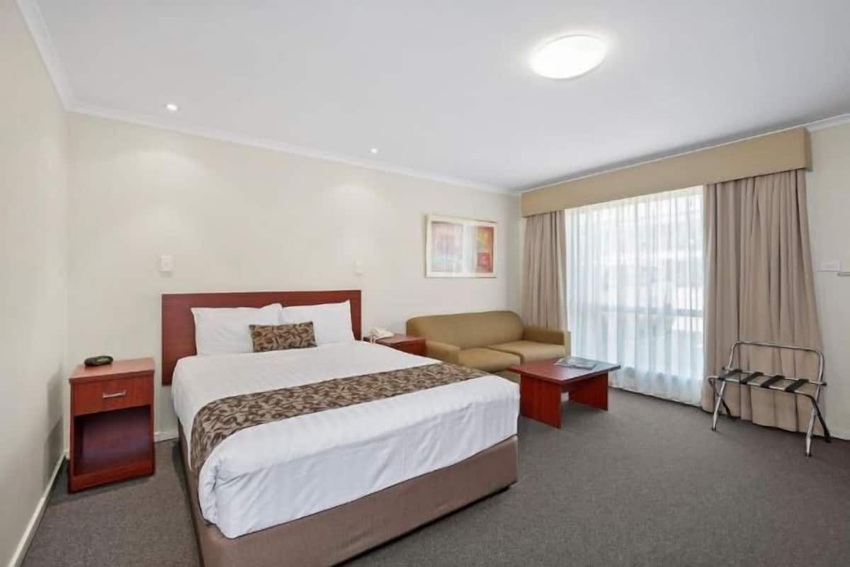 Minibar, in-room safe, iron/ironing board, free WiFi