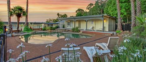 Una piscina al aire libre