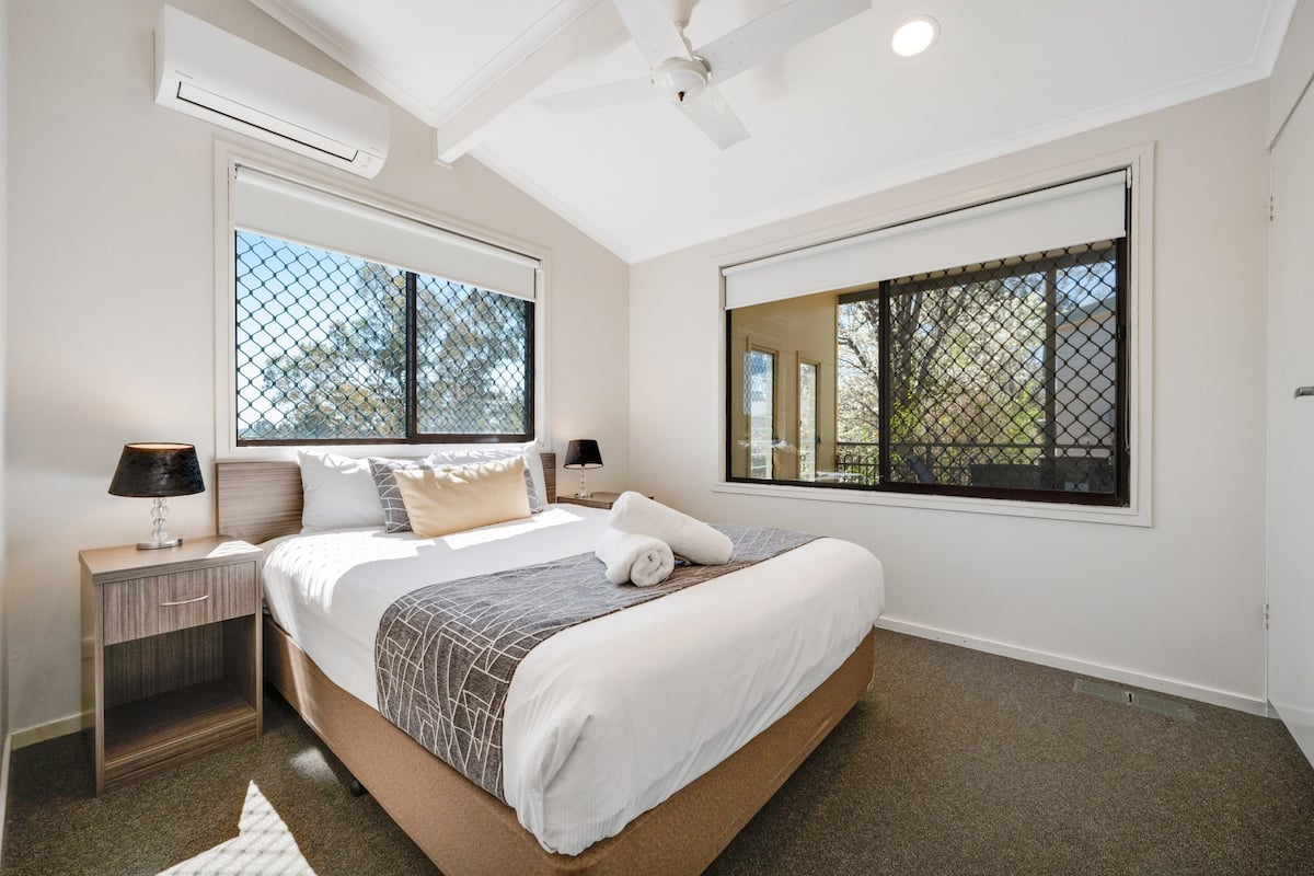 Quarto standard, cozinha (Thunderbird Cottage Free Wi-Fi & Park) | Frigobar, cofres nos quartos, ferros/tábuas de passar roupa