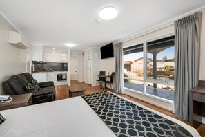 Studio Suite, Jetted Tub, Pool View, Free Wi-Fi & Parking | Terrace/patio - Thunderbird Motel (Yass)