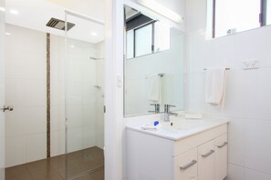 Habitación Deluxe, cocineta (Free Wi-Fi & Parking) | Baño | Amenidades de baño gratuitas, secadora de cabello, toallas 