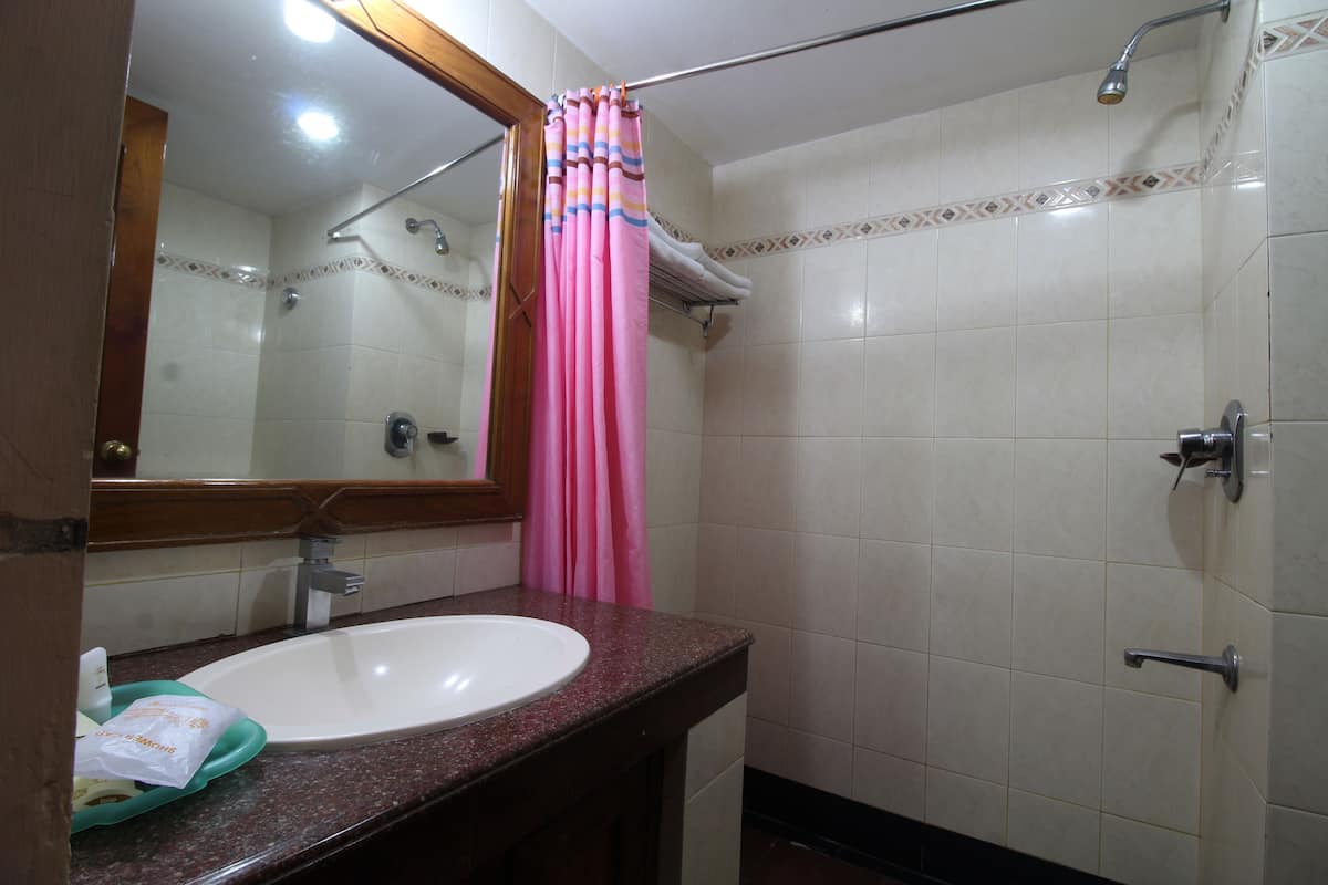 Regadera, amenidades de baño gratuitas, batas, pantuflas