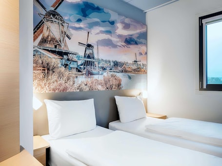 Camera con 2 letti singoli | Biancheria da letto ipoallergenica, una scrivania, Wi-Fi gratuito