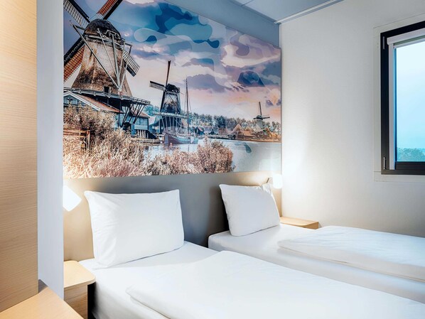 Camera con 2 letti singoli | Biancheria da letto ipoallergenica, una scrivania, Wi-Fi gratuito