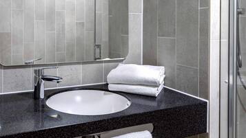 Hypo-allergenic bedding, desk, free WiFi, bed sheets