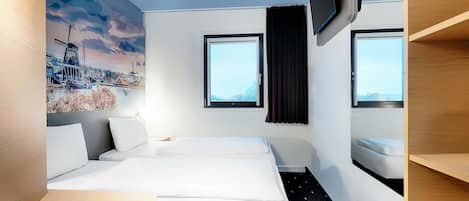 Kahden hengen huone (kaksi sänkyä) | Allergiatestatut vuodevaatteet, työpöytä, ilmainen Wi-Fi, vuodevaatteet