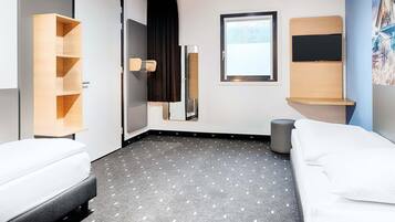 Hypo-allergenic bedding, desk, free WiFi, bed sheets