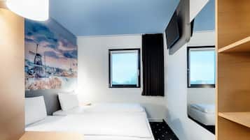 Hypo-allergenic bedding, desk, free WiFi, bed sheets