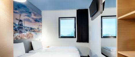 Peralatan tempat tidur hipoalergenik, meja, Wi-fi percuma, cadar katil