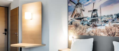 Hypo-allergenic bedding, desk, free WiFi, bed sheets