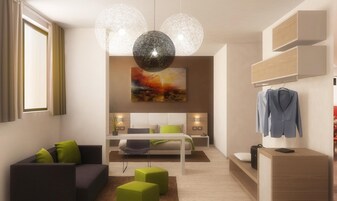 Sengetøy av topp kvalitet, minibar og safe på rommet