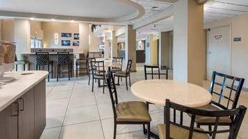 Café da manhã com buffet grátis todos os dias