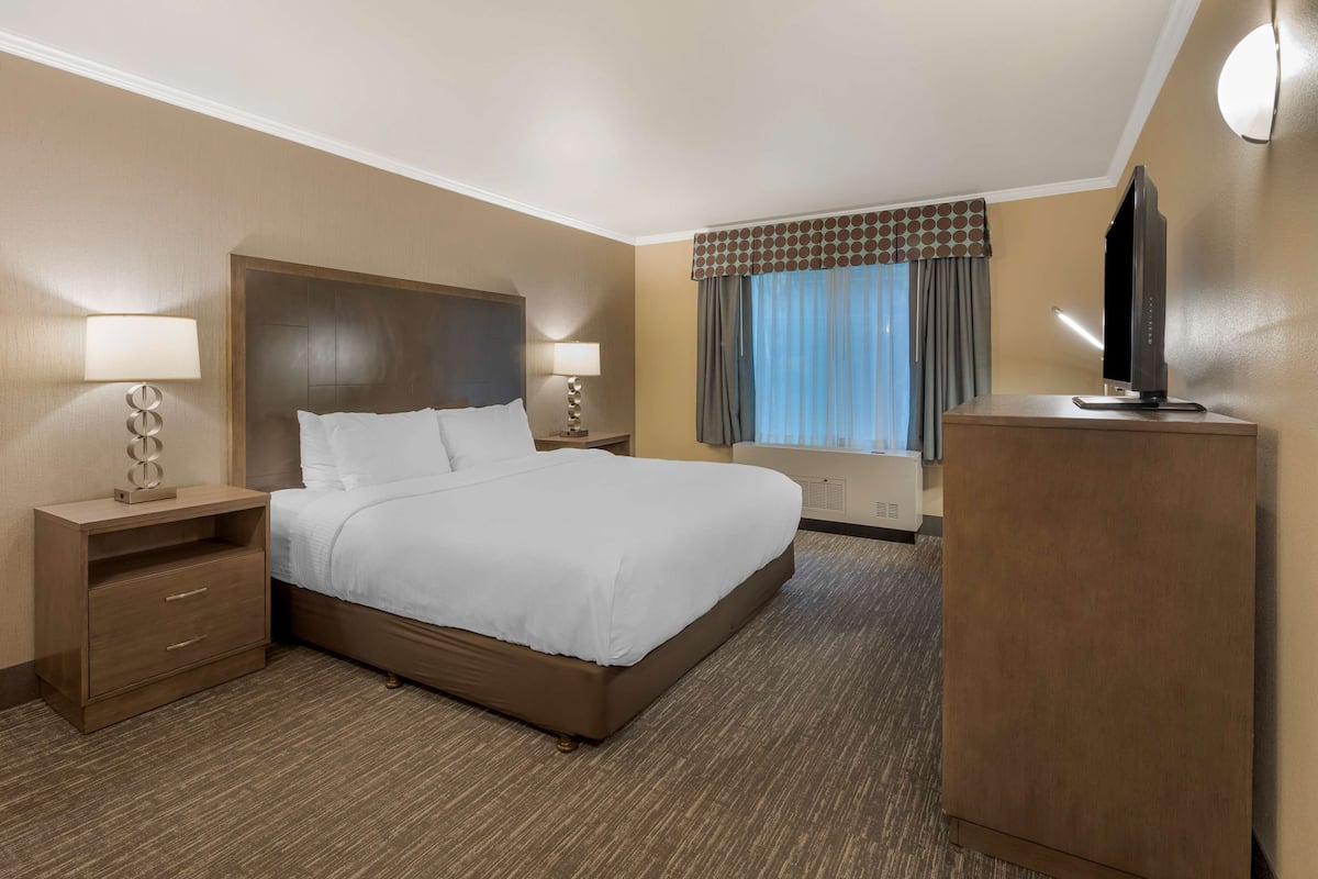 Pillowtop beds, desk, laptop workspace, blackout drapes