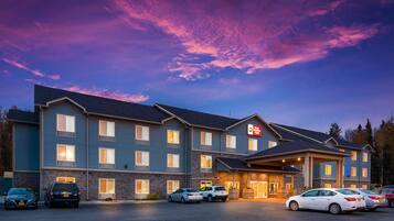 Hotel features a flat roof and a prominent entrance with multiple windows on each floor.