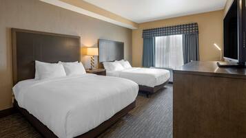 Camas com colchões pillow-top, escrivaninha