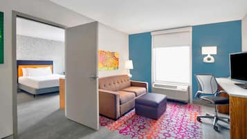 Room, 1 Queen Bed, Accessible, Non Smoking (Roll-in Shower) | Living area