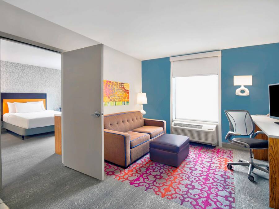 Habitació, 1 llit de matrimoni, accessible, no fumadors (Roll-in Shower) | Sala d'estar | Televisor de pantalla plana