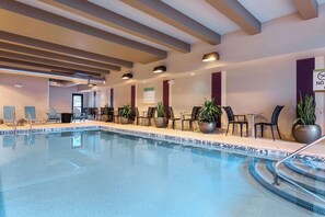 Piscine couverte, accÚs possible de 09 h 00 à 22 h 00, chaises longues