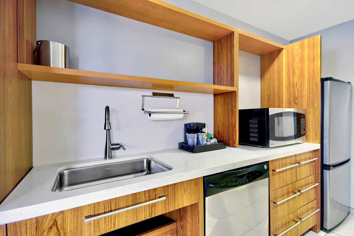 room, 1 queen bed, accessible, non smoking (roll-in shower) | private kitchen | full-sized fridge, microwave, oven, coffee/tea maker