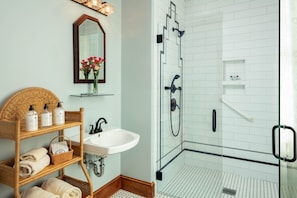Habitació Deluxe, accessible | Roba de llit d'alta qualitat i decoració individual 
