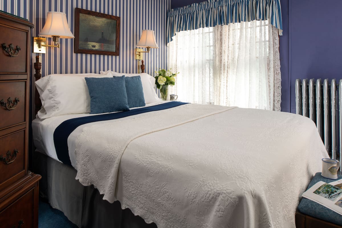 Classic Room | Premium bedding, soundproofing, iron/ironing board, WiFi (free)