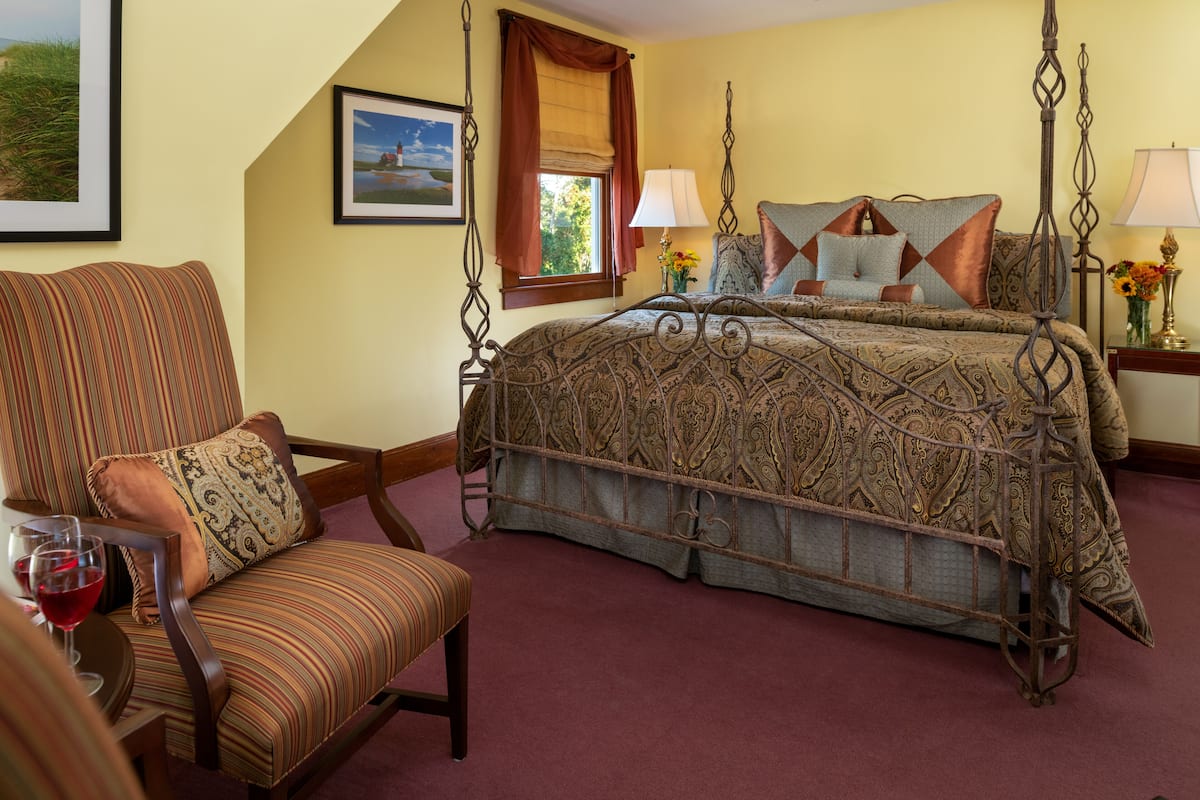 Superior Room | Premium bedding, soundproofing, iron/ironing board, WiFi (free)