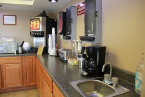 Free daily buffet breakfast - Relax Inn & Suites (Kuttawa)