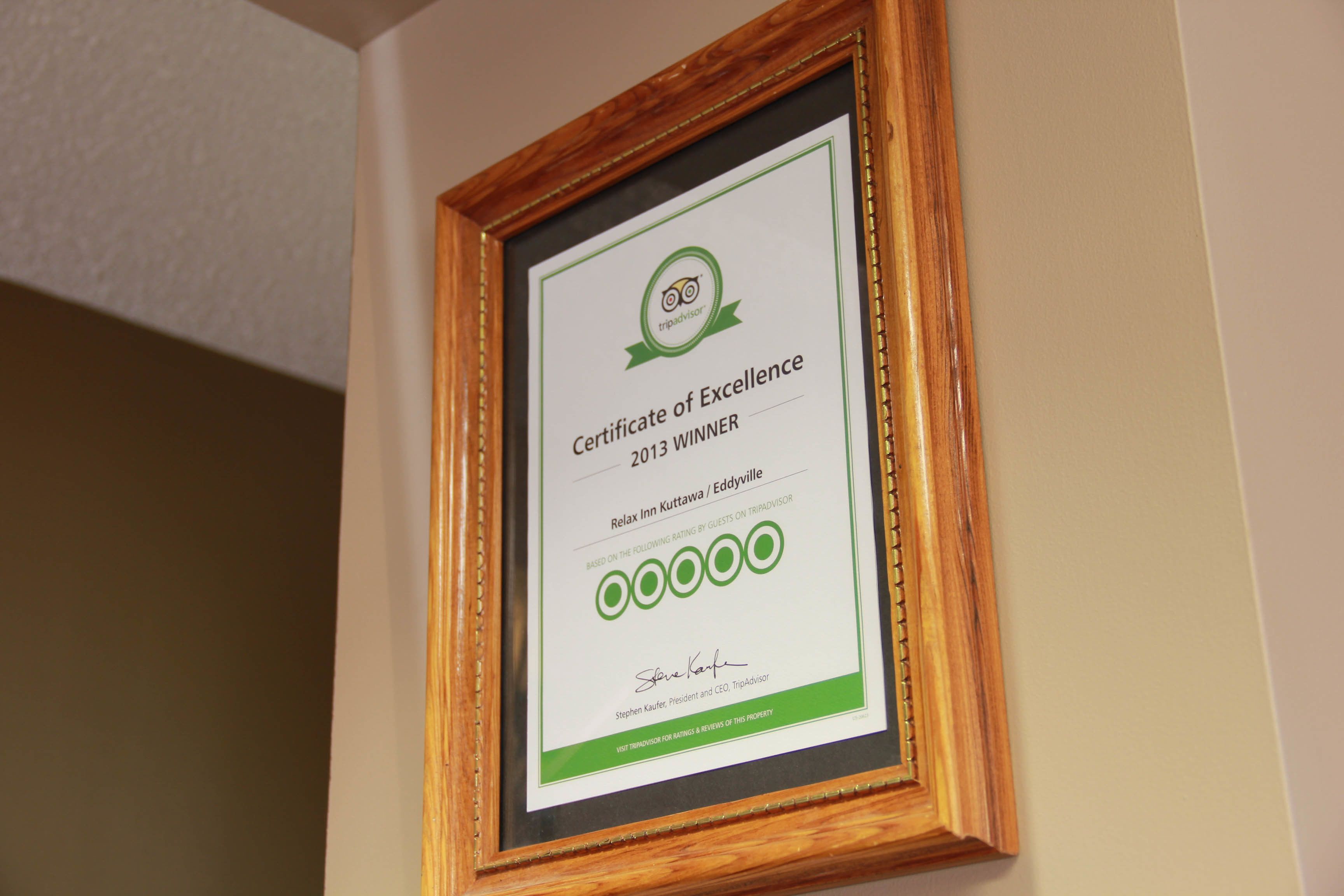 Et indrammet certifikat for udnævnelse til bedste i 2013, Relax Inn Kuttawa / Eddyville, baseret på gæstevurderinger.