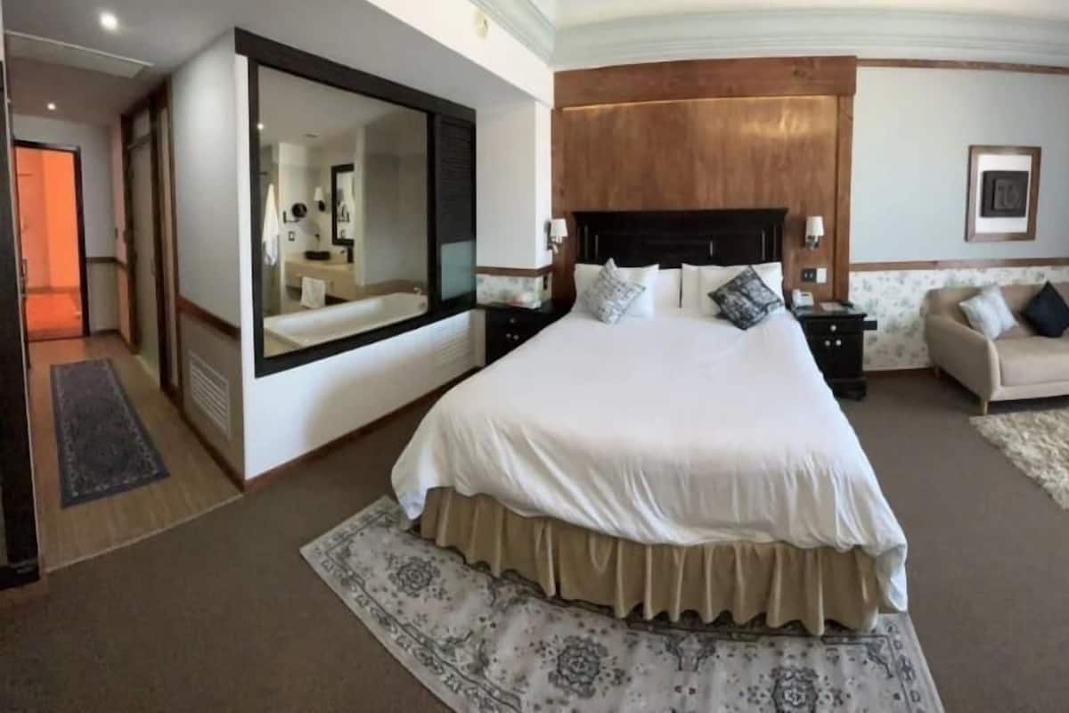 Minibar, caja fuerte, escritorio y espacio para trabajar con un portátil
