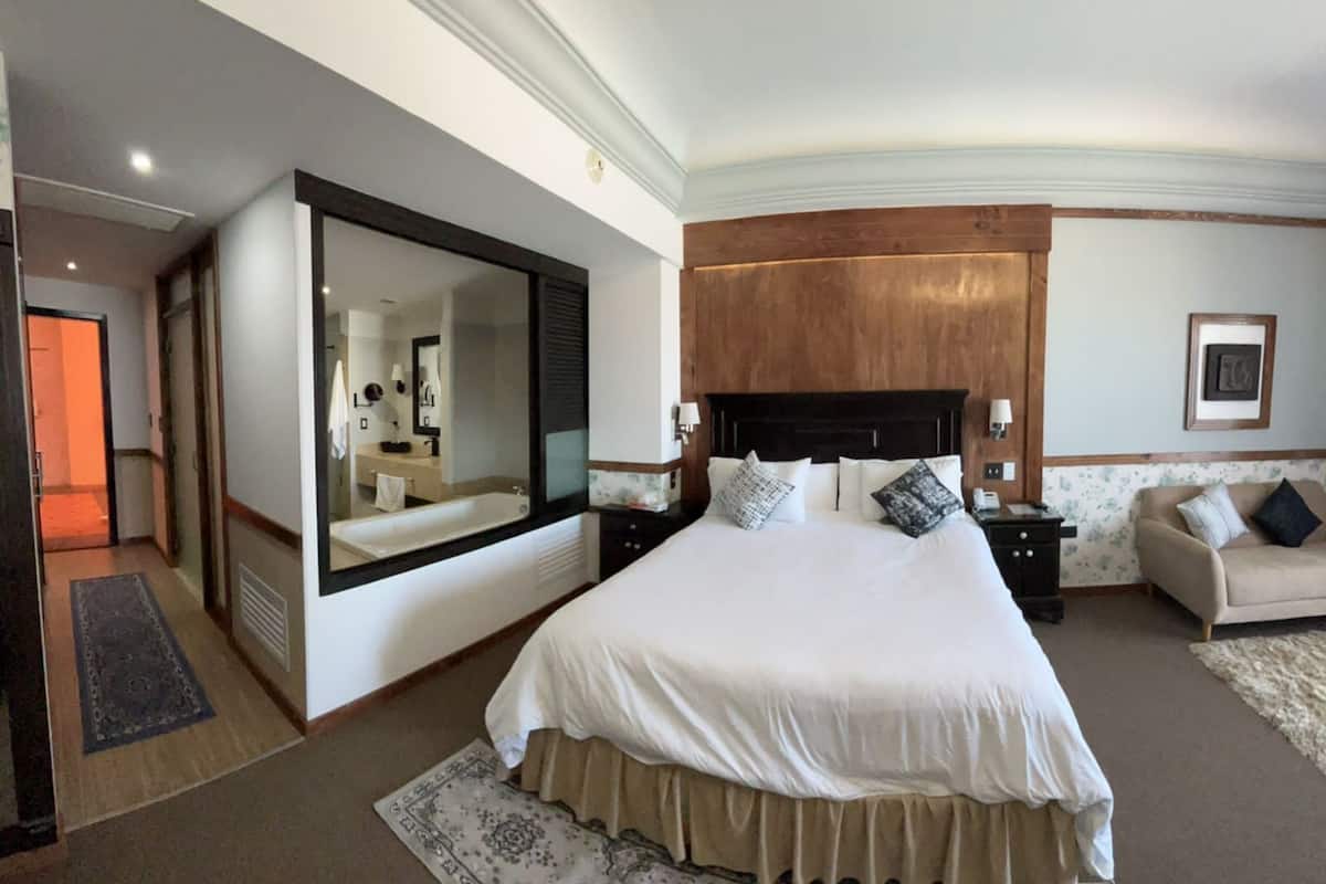 premium studio suite, 1 king bed, hot tub, sea view | 1 bedroom, minibar, in-room safe, individually decorated