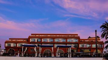 Vista frontal de la propiedad por la tarde o noche