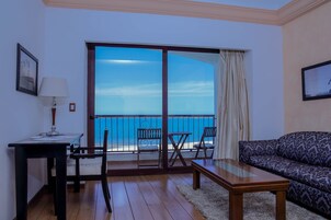 Minibar, caja de seguridad en la habitación y decoración personalizada 