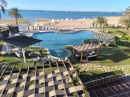 La Posada Hotel & Beach Club