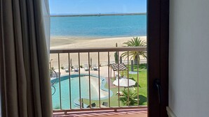Terrace/patio - La Posada Hotel & Beach Club (La Paz)