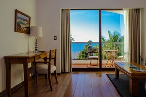 Minibar, Zimmersafe, individuell dekoriert, individuell eingerichtet