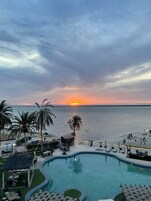 Junior Suite | Minibar, in-room safe, individually decorated, individually furnished