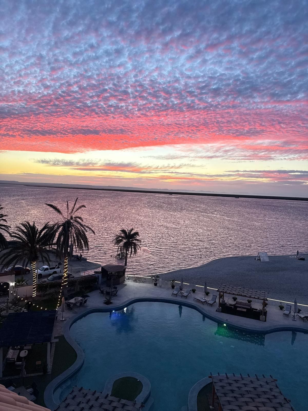 beach nearby, beach shuttle, beach towels