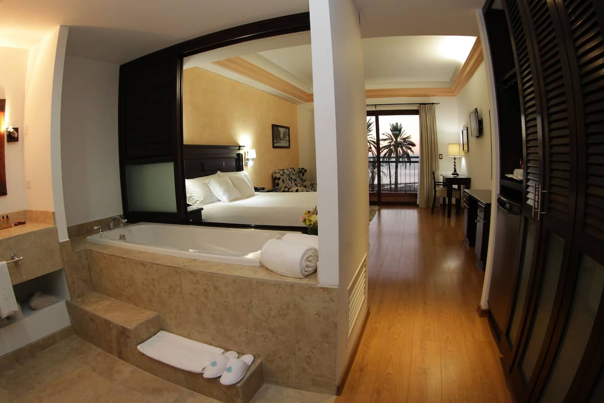 Suite junior | 1 habitación, minibar y caja de seguridad en la habitación