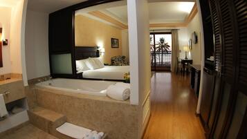 Suite junior | Minibar, caja de seguridad en la habitación y decoración personalizada