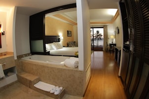 Junior Suite | Minibar, in-room safe, individually decorated, individually furnished