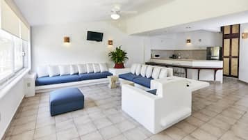 Master Suite Plus, 3 Bedrooms | Minibar, tabla de planchar con plancha, wifi gratis y ropa de cama
