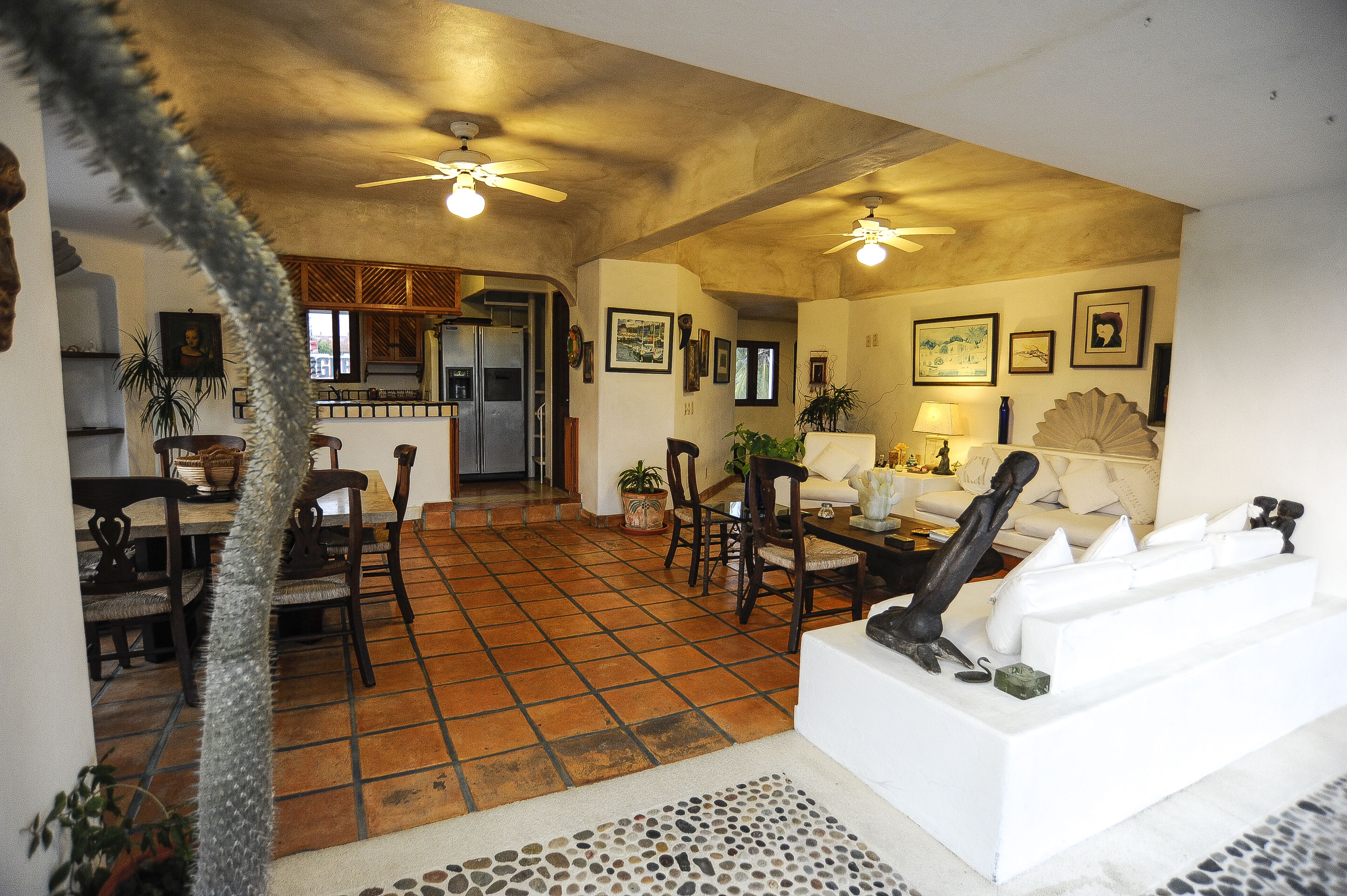 อพาร์ทเมนท์, 2 ห้องนอน | บริเวณนั่งเล่น | ทีวีจอพลาสมา